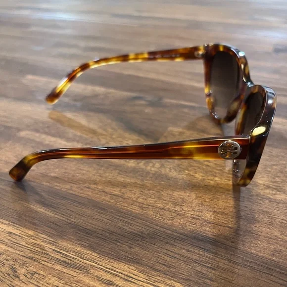 Tory Burch Tortoise Brown Cat-Eye Sunglasses With Drawstring Bag Sunglasses